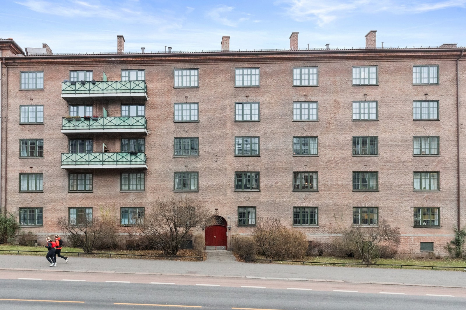 Bygården er fra 1929, og har et klassisk preg med flott teglsteinsfasade. Galleribilde