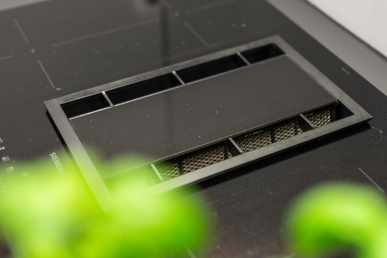 Nedfelt 80 cm induksjonstopp med integrert avtrekksvifte fra kvalitetsmerke Simens. Galleribilde