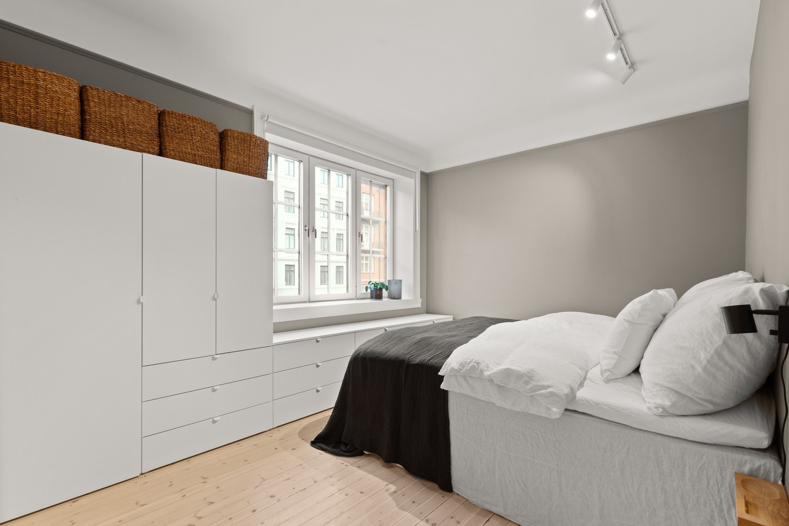 Hovedsoverommet har god plass til dobbeltseng, og rikelig med oppbevaringsplass i garderobeløsningen. Galleribilde