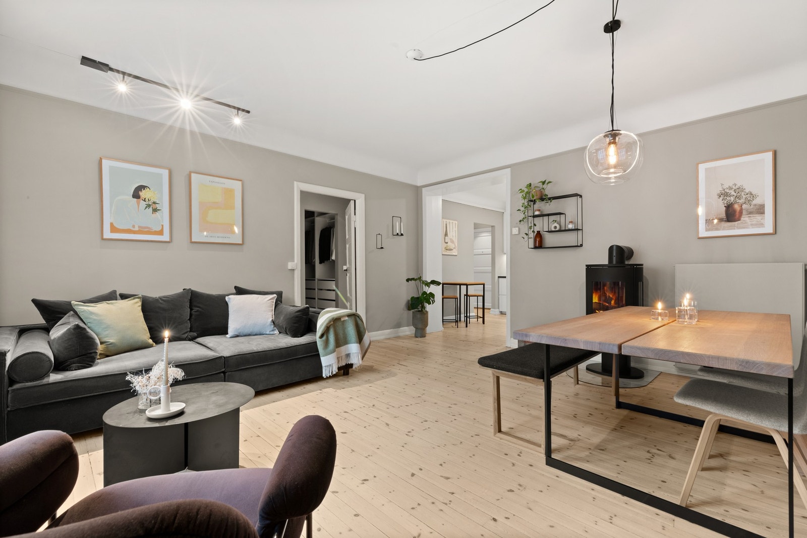 Plass til både sofagruppe og spisebord. Galleribilde