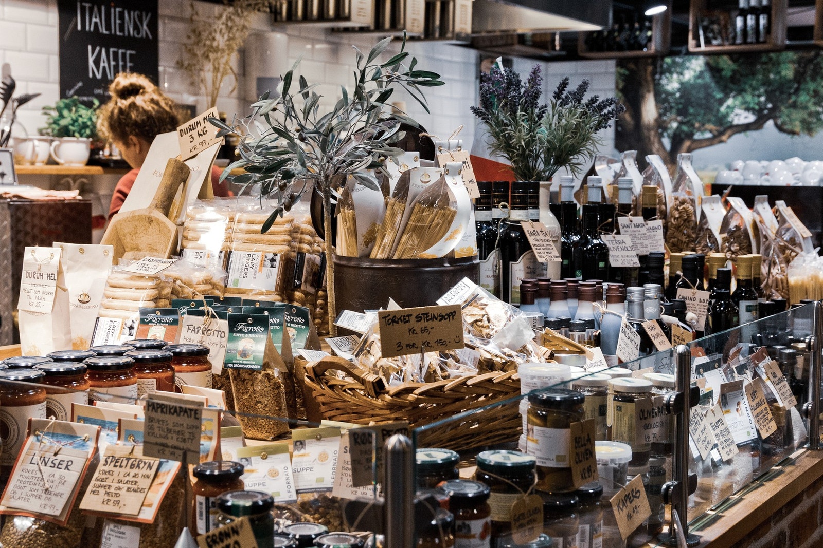 Mathallen Oslo i Vulkan tilbyr en rekke spesialutsalg og spisesteder. Her tilbys også matrelaterte aktiviteter, kurs og konferanser. Galleribilde