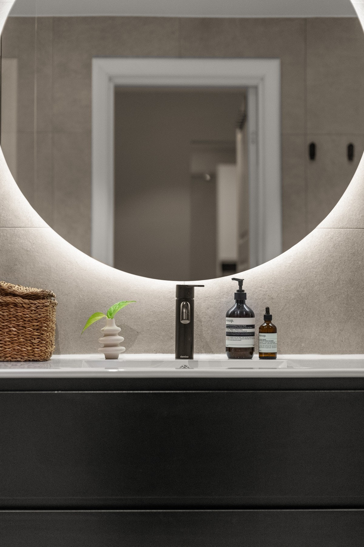 Lekkert speil over servant med integrert belysning Galleribilde