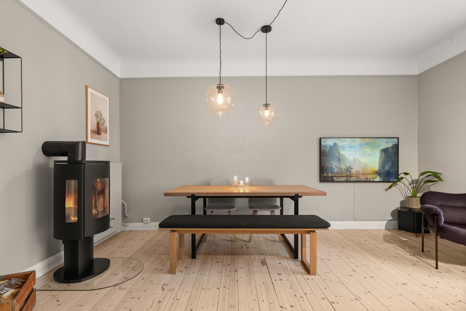 Gulvene er originale fra byggetiden, og er hvitpigmentert og slipt for et mer moderne uttrykk. Galleribilde