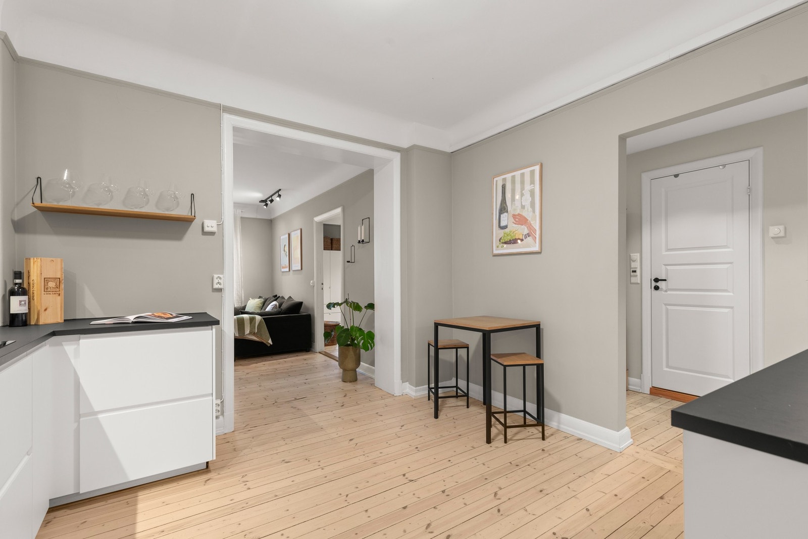 Kjøkkenet ligger i midten av boligen, og blir et naturlig samlingspunkt. Galleribilde