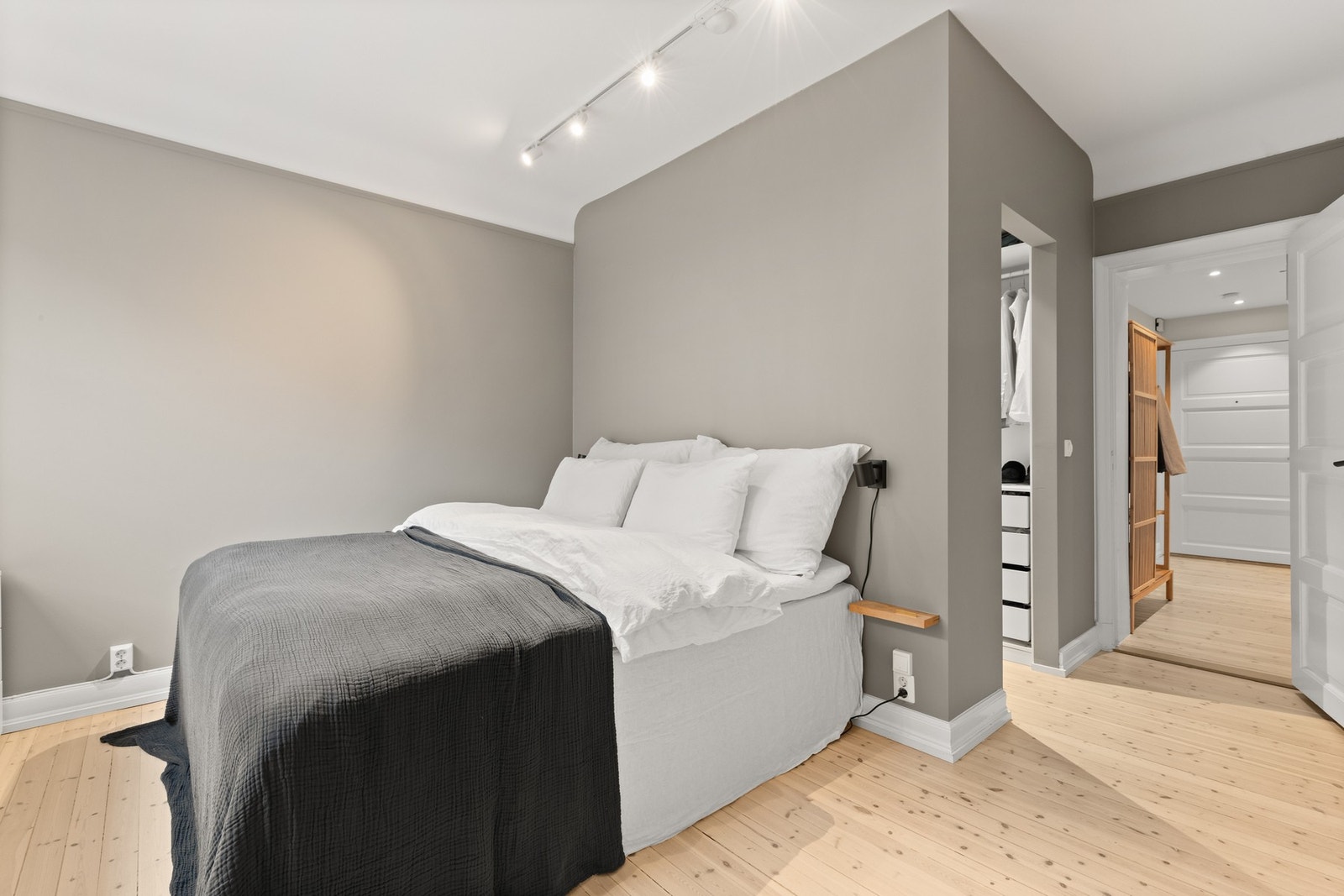 I tillegg disponerer soverommet et eget Walk-in Closet, med god kapasitet. Galleribilde