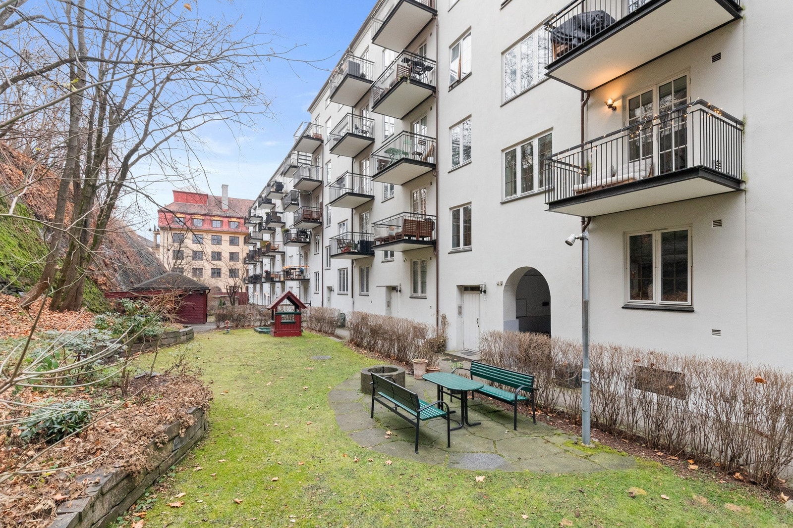 Hyggelig felles bakgård med sittegrupper, fontene og beplantning. Galleribilde