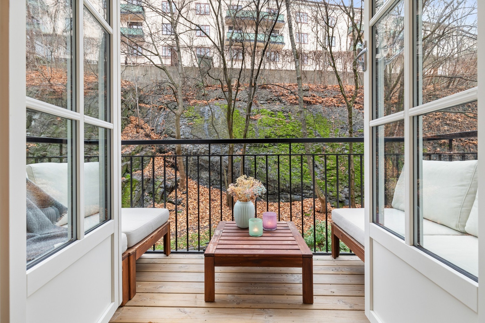 Romslig balkong vendt ut mot bakgård/hage. God plass til utemøbler, godt skjermet for byens støy og larm. Galleribilde