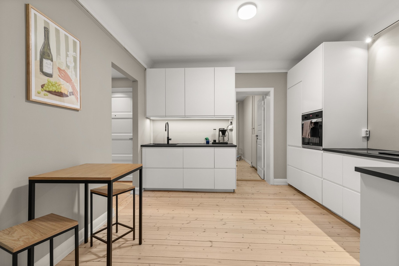 Kjøkkenet har rikelig med skap og benkplass. Galleribilde