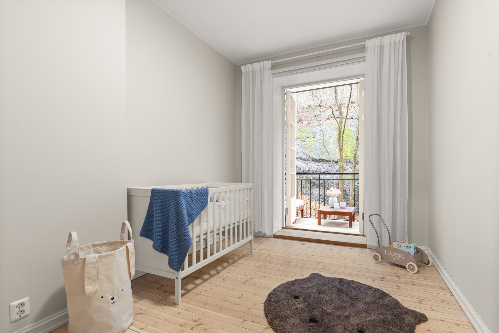 Fra soverom 2 er det utgang til balkongen. Galleribilde