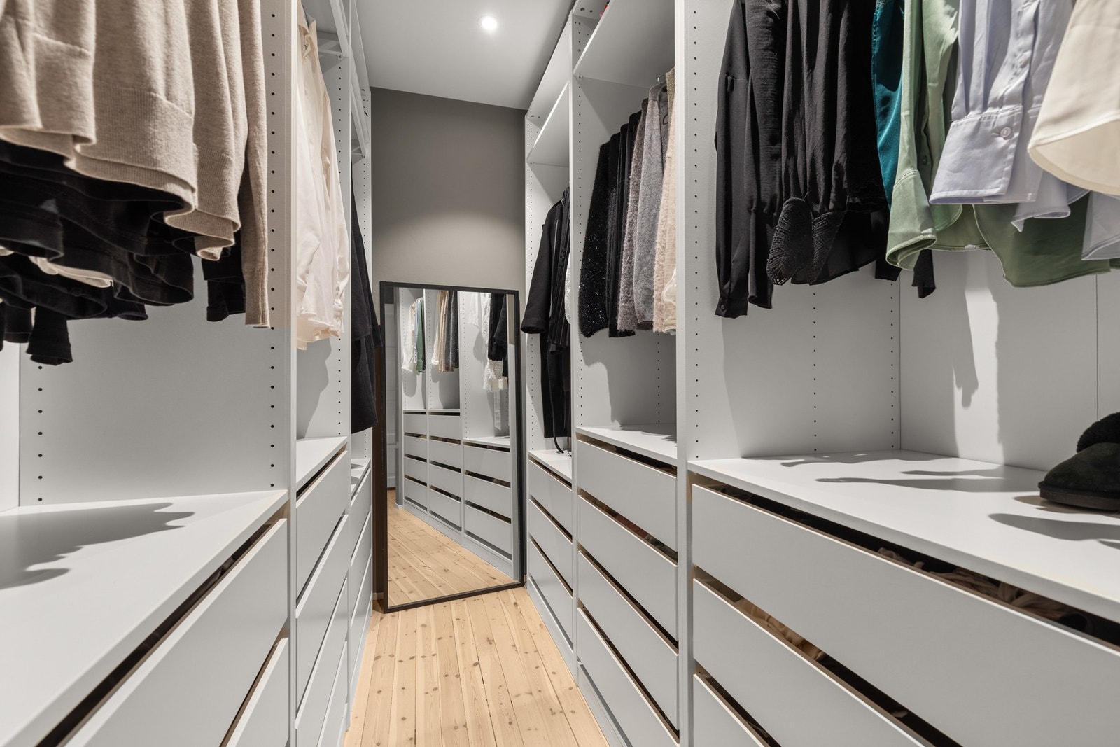 Eget garderoberom i tilknytning til hovedsoverommet. Galleribilde