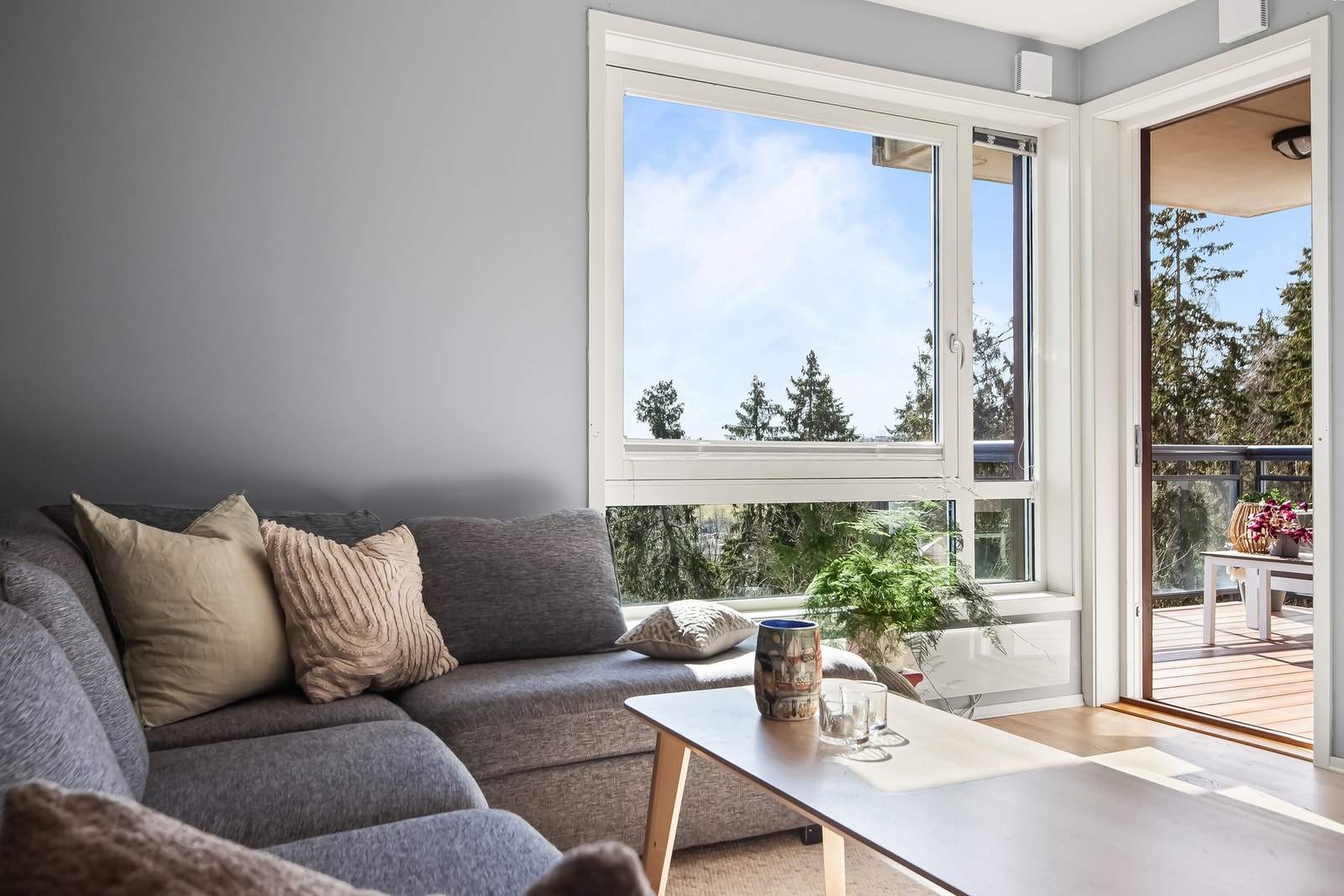 De store vindusflatene sørger for rikelig med lys og gir en flott utsikt mot grønne omgivelser. Galleribilde