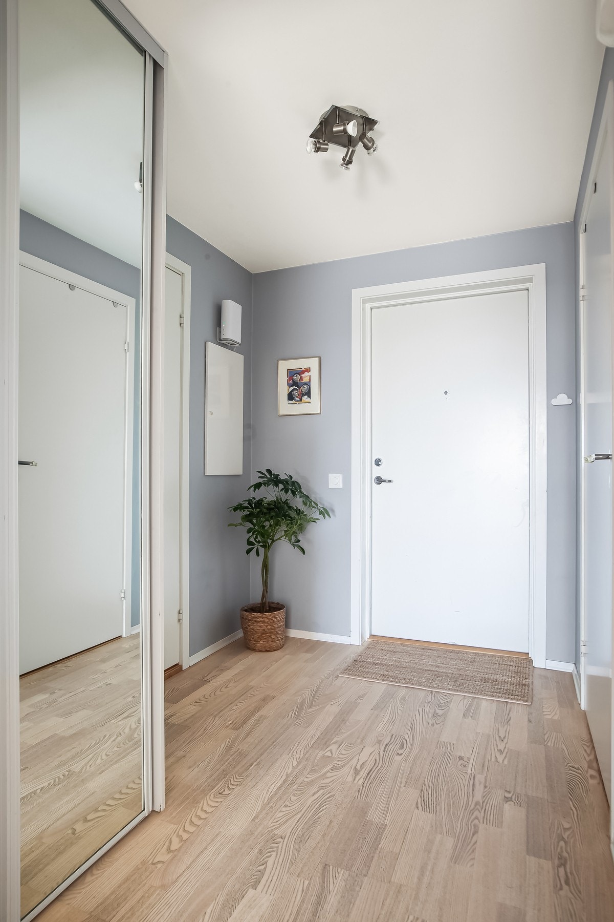 Entréen gir umiddelbart et godt førsteinntrykk med sine lyse flater, stilrene detaljer og gjennomgående kvalitetsmaterialer. Her er det også en praktisk skyvedørgarderobe med speildører. Galleribilde