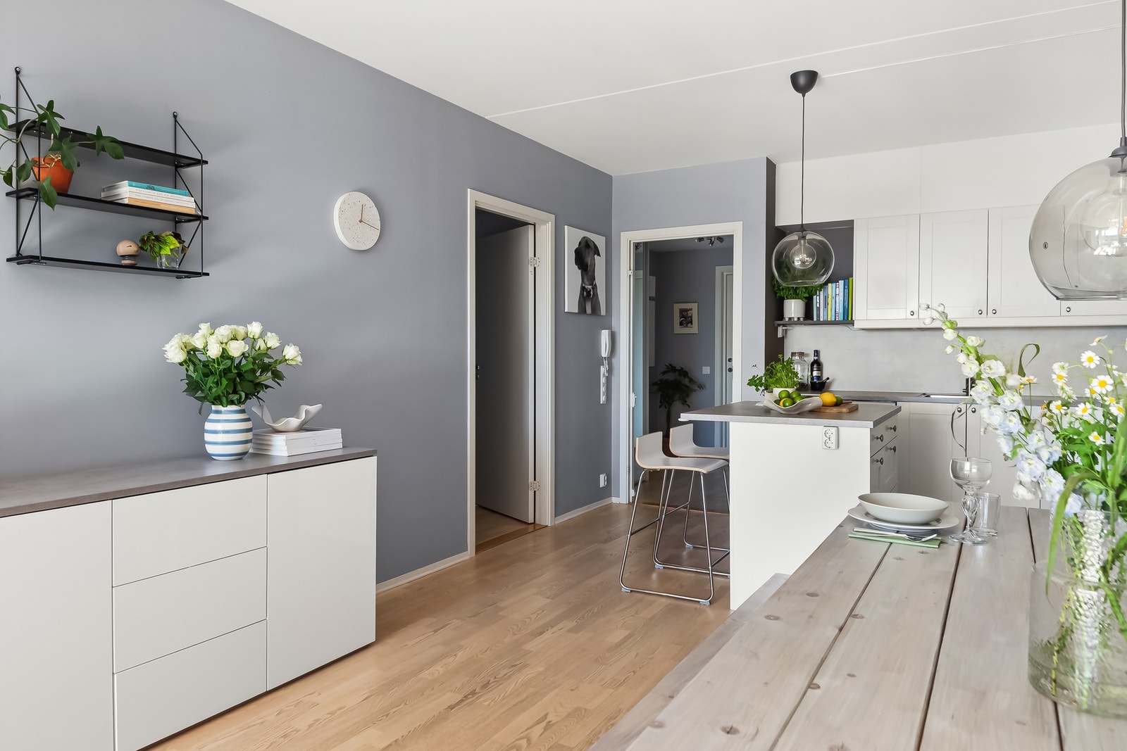 Fra stuen/kjøkkenet er det videre tilgang til boligens soverom. Galleribilde