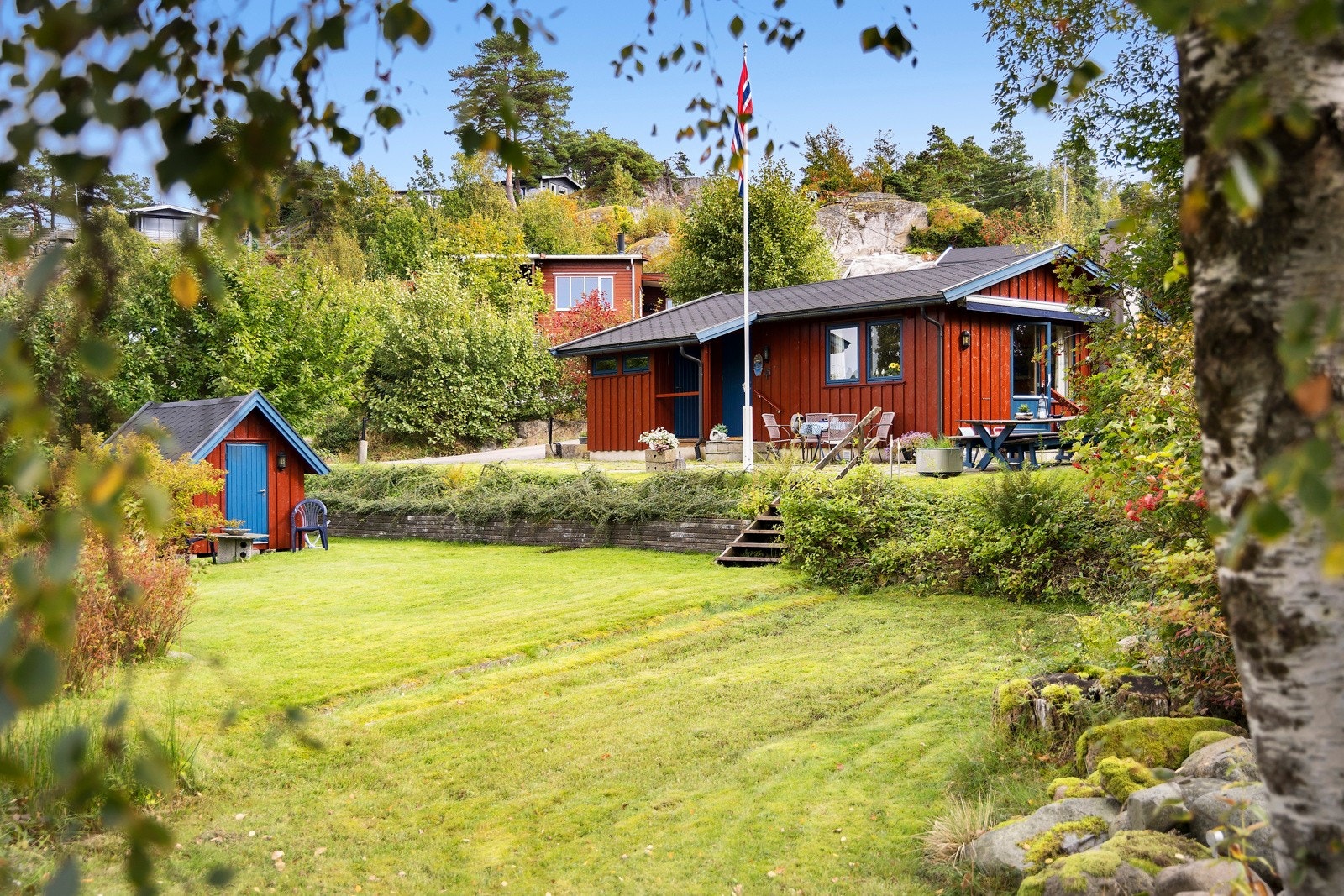 Et nivå lavere ligger hagen, med adkomst via trapp. Her er det gode plenarealer og en utebod på ca. 5,5, kvm. Galleribilde