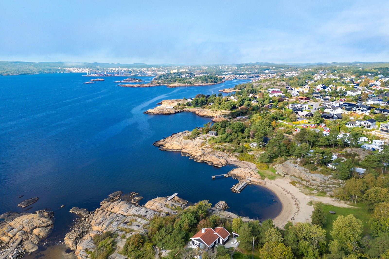 Fra eiendommen er det ca. 2 min å gå til sjøen, hvor badeplassene ligger som perler på en snor. Galleribilde
