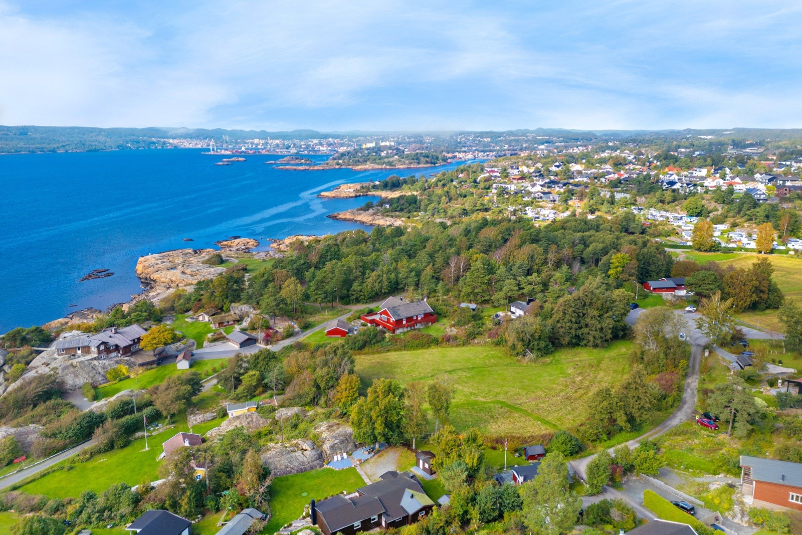 Nærområdet byr på flere badestrender, idyllisk kyststi, og god rekreasjon både ved sjøen og på land. Galleribilde