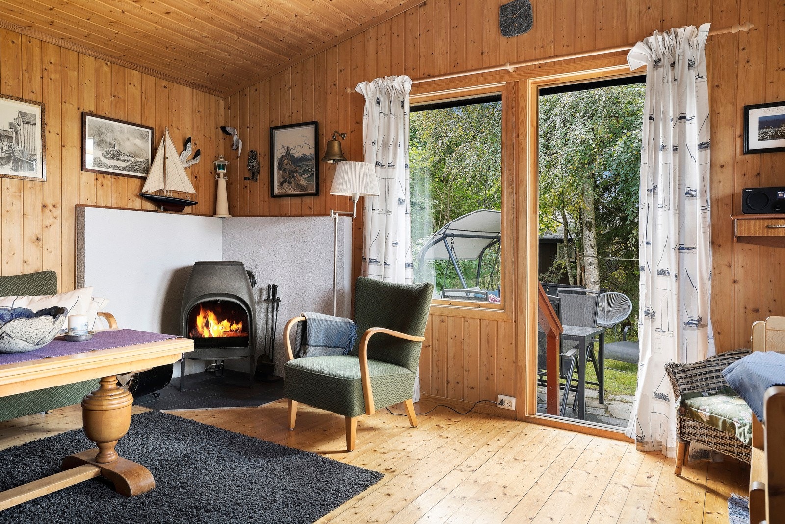 I hjørnet av stuen står en peisovn, for ekstra hygge og varme. Galleribilde