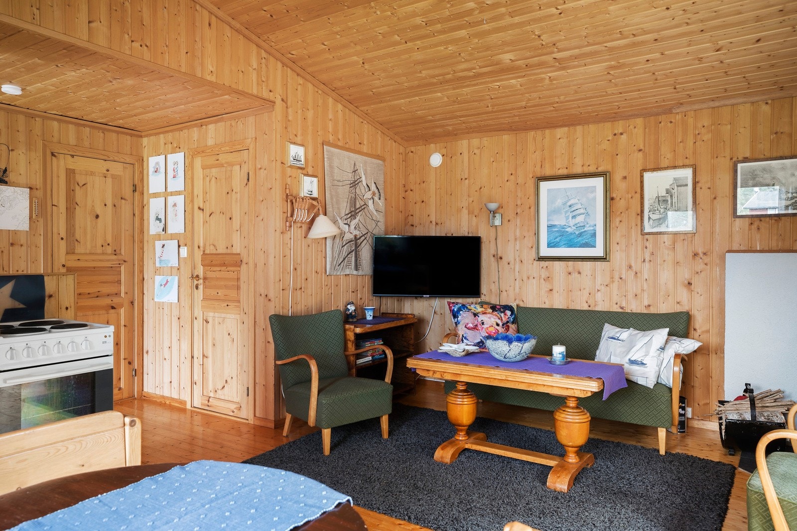 Stuen har mønet himling som gir luftig takhøyde, og ligger i åpen løsning til kjøkken og gang. Galleribilde