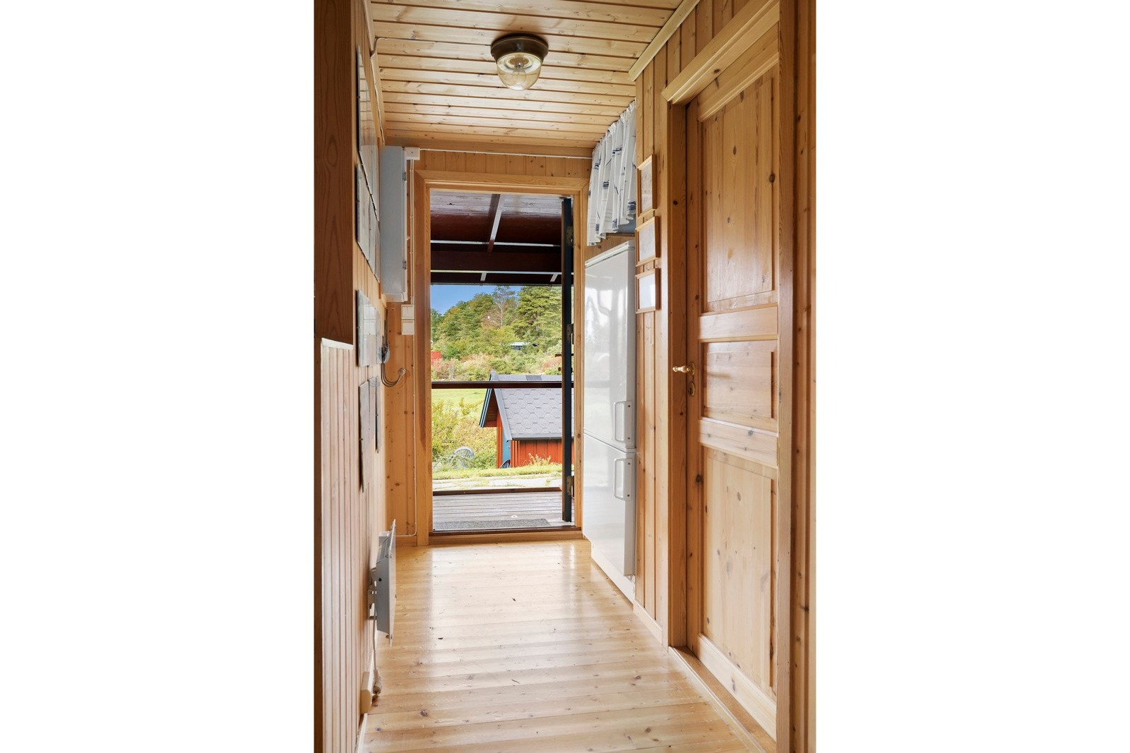 Velkommen inn i en koselig hytte, med paneloverflater, tregulv og tradisjonell, lun hyttestil. Galleribilde