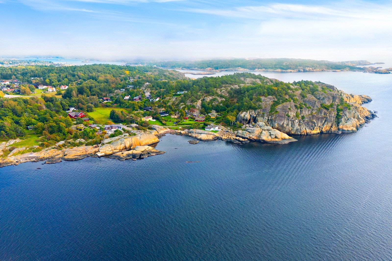 Gonsbukta er en populær badeplass like i nærheten. Her er det sandstrand, stupebrett og glattskurte svaberg. Galleribilde