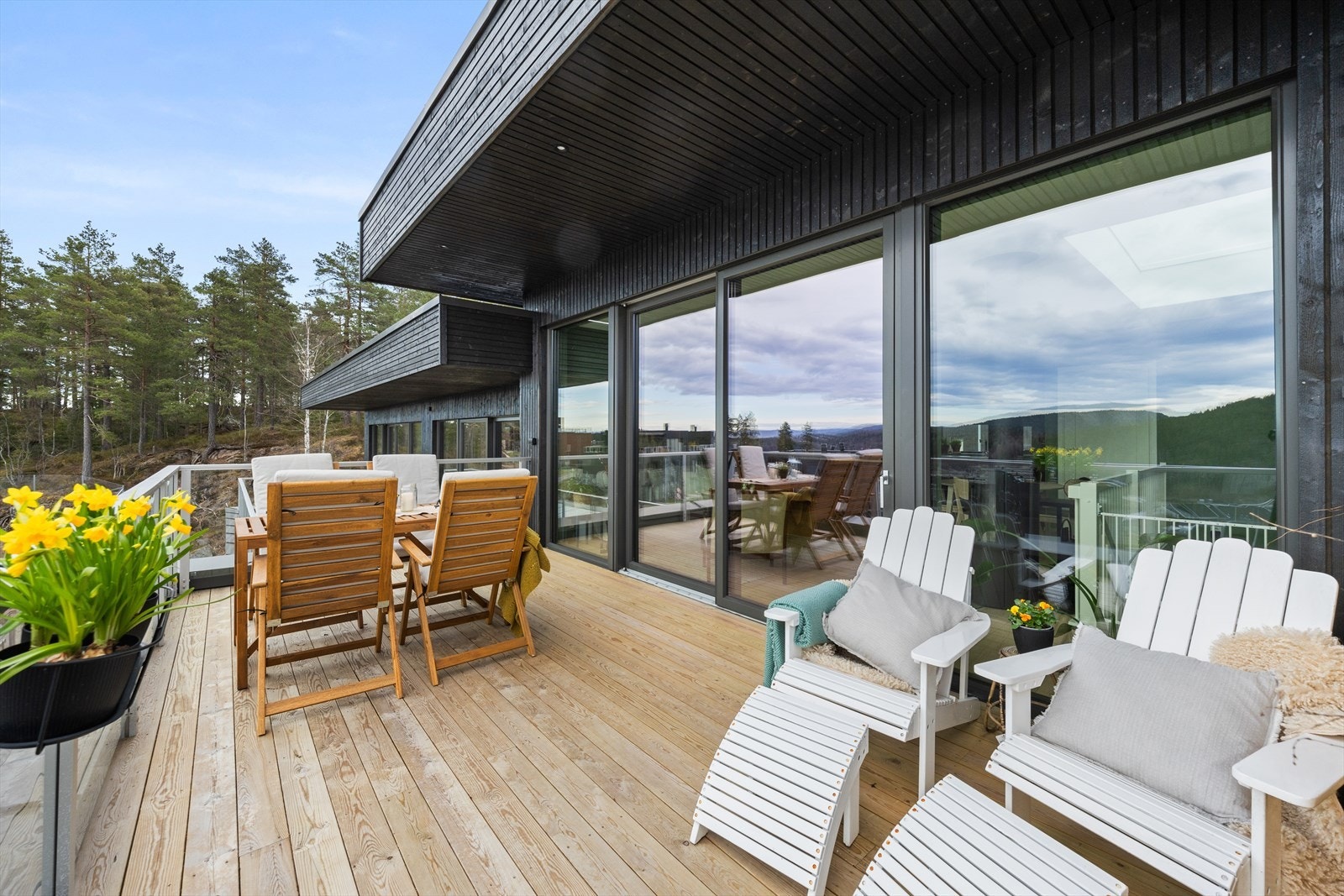 Balkongen har god plass til både spisegruppe, lounge og grill. Galleribilde