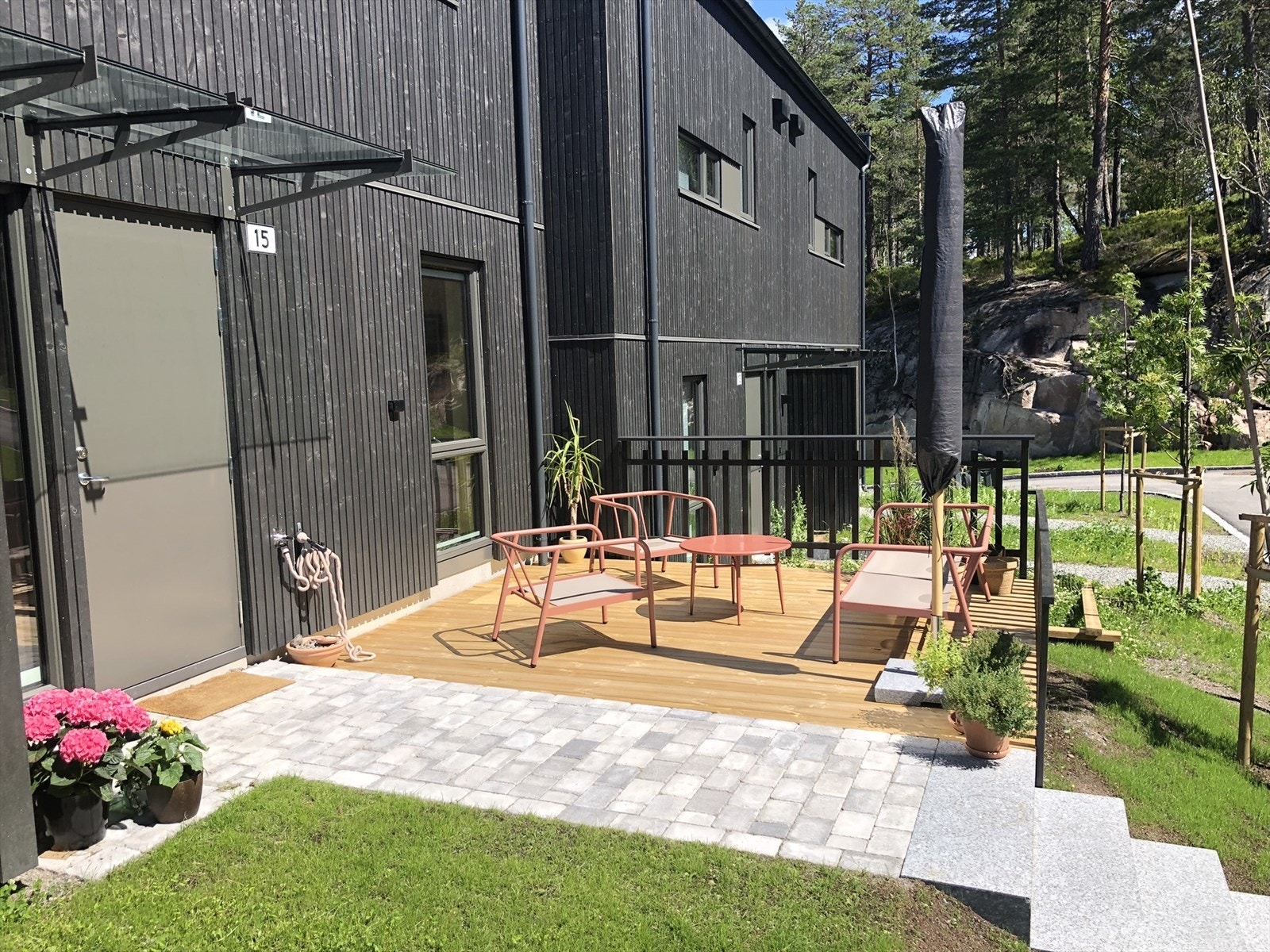 Selgers sommerbilde av inngangspartiet. Galleribilde