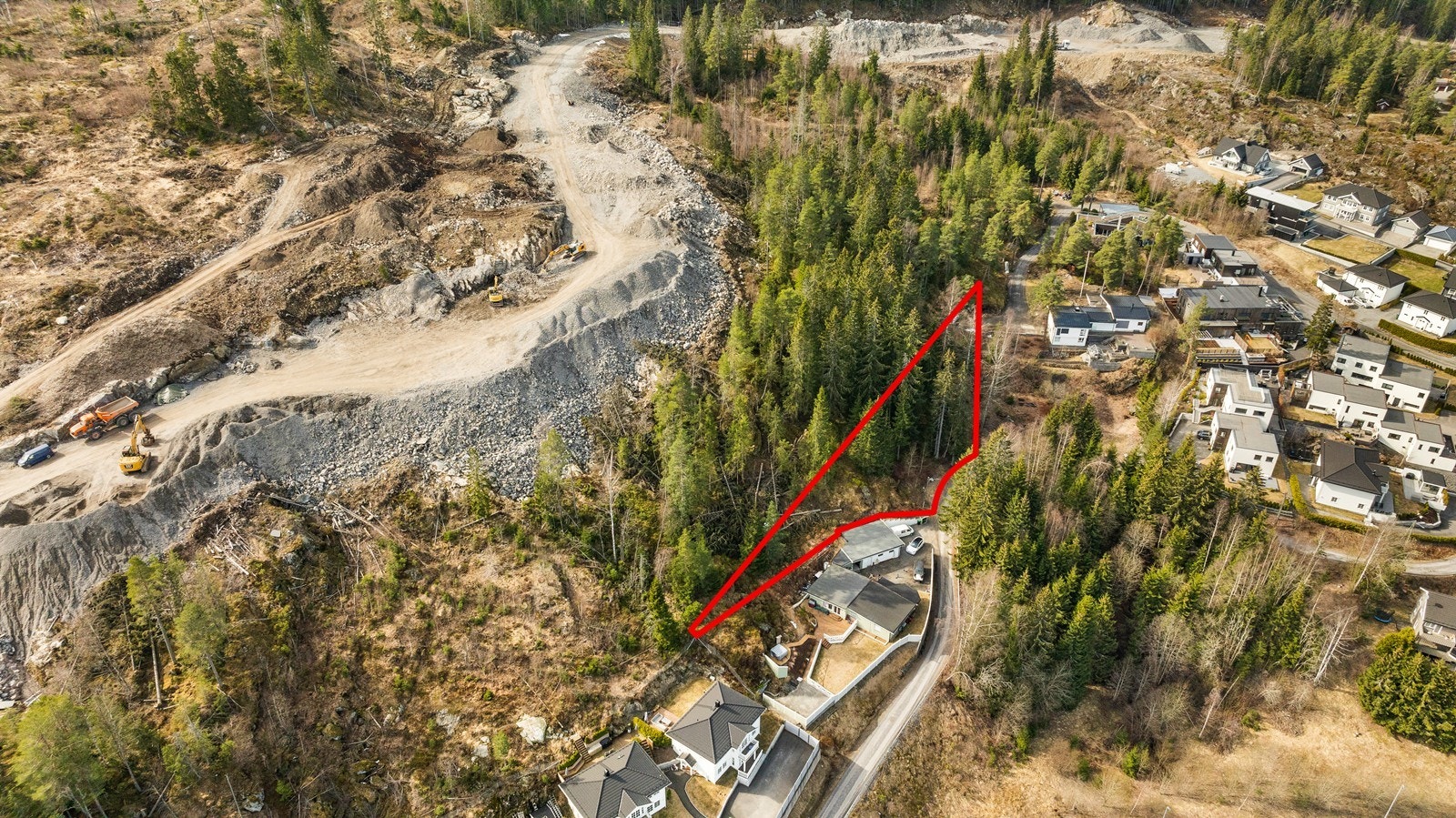 Området har en landlig karakter med både boligområder og natur, og det er nærhet til offentlig transport og hovedveier som gjør det attraktivt for både de som ønsker å bo på landet og de som trenger enkel tilgang til Oslo og andre nærliggende byer. Galleribilde