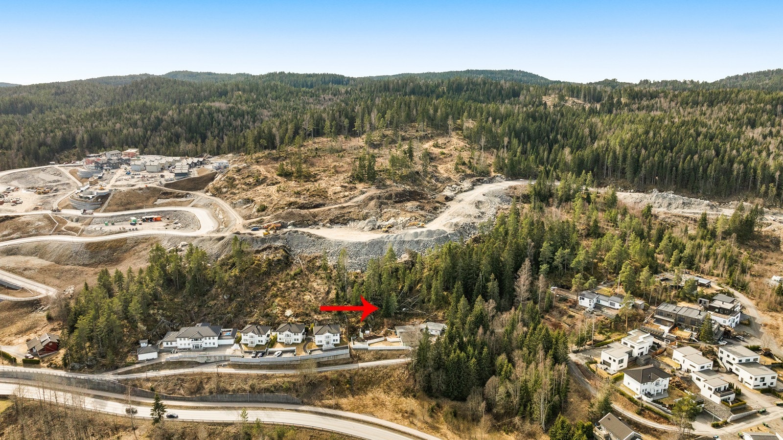 Aktiv Eiendomsmegling v/Solveig Granlund har gleden av å presentere Kirkebyvegen 69, en ubebygd råtomt i et attraktivt og veletablert boligområde på Kirkeby i Rælingen kommune. Galleribilde