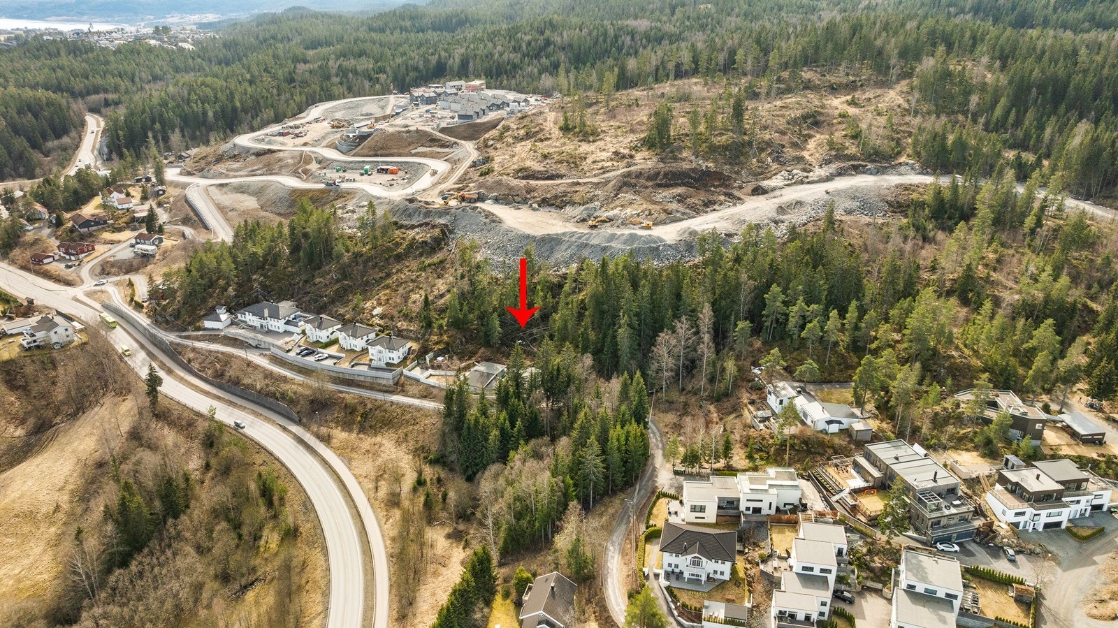 Kirkebyvegen går gjennom et landlig område og binder sammen forskjellige deler av kommunen, og den leder mot nye boligområder under utvikling som nye Marikollåsen og Hansefellvegen. Galleribilde