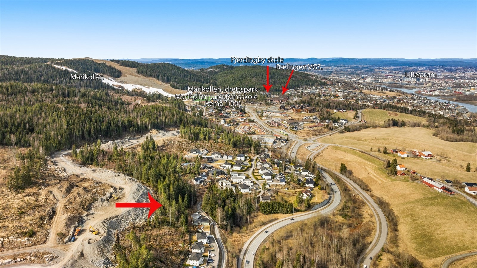 Tomta ligger på et høydedrag og med nærhet til Marikollen idrettspark, Fjerdingby barneskole, Marikollen ungdomsskole og Rælingen videregående skole. Galleribilde