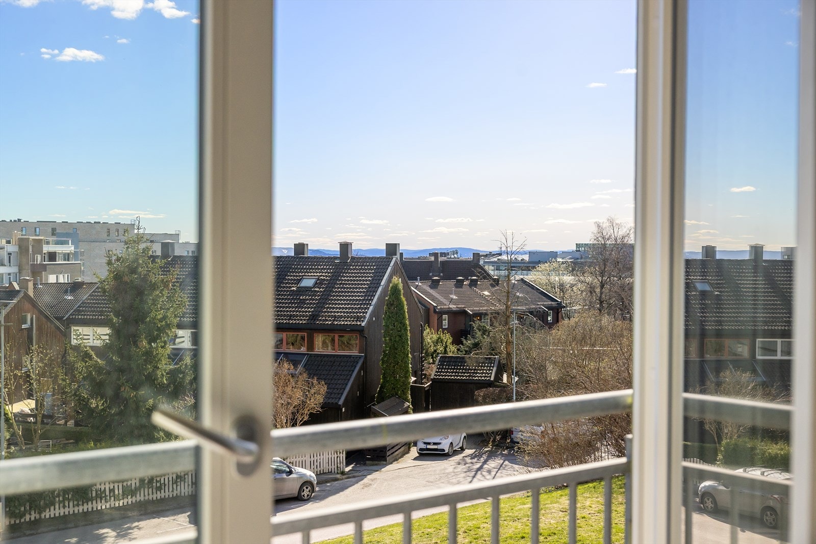 Som en ekstra detalj har stuen en sjarmerende fransk balkong som gir en luftig følelse og et koselig innslag av utefølelse innendørs. Galleribilde