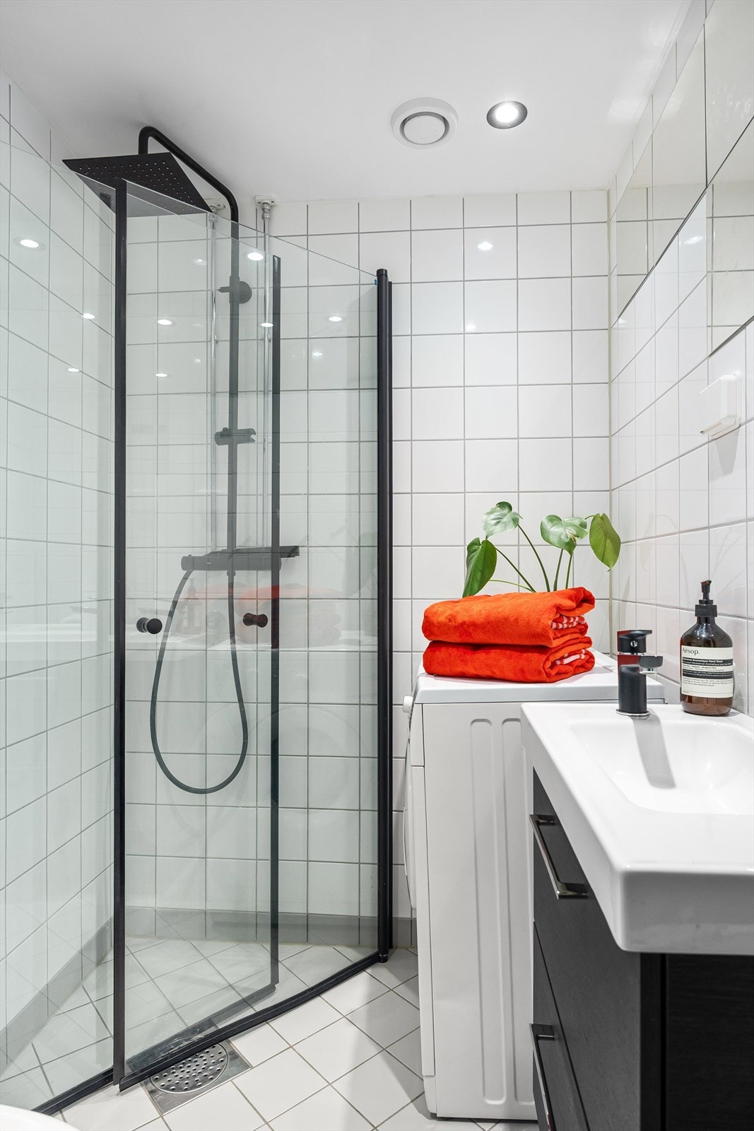 Badet er innredet med veggmontert toalett, dusjnisje med inn- og utadslående dusjdører, servant med ettgreps blandebatteri i innredning, samt opplegg for vaskemaskin. Galleribilde