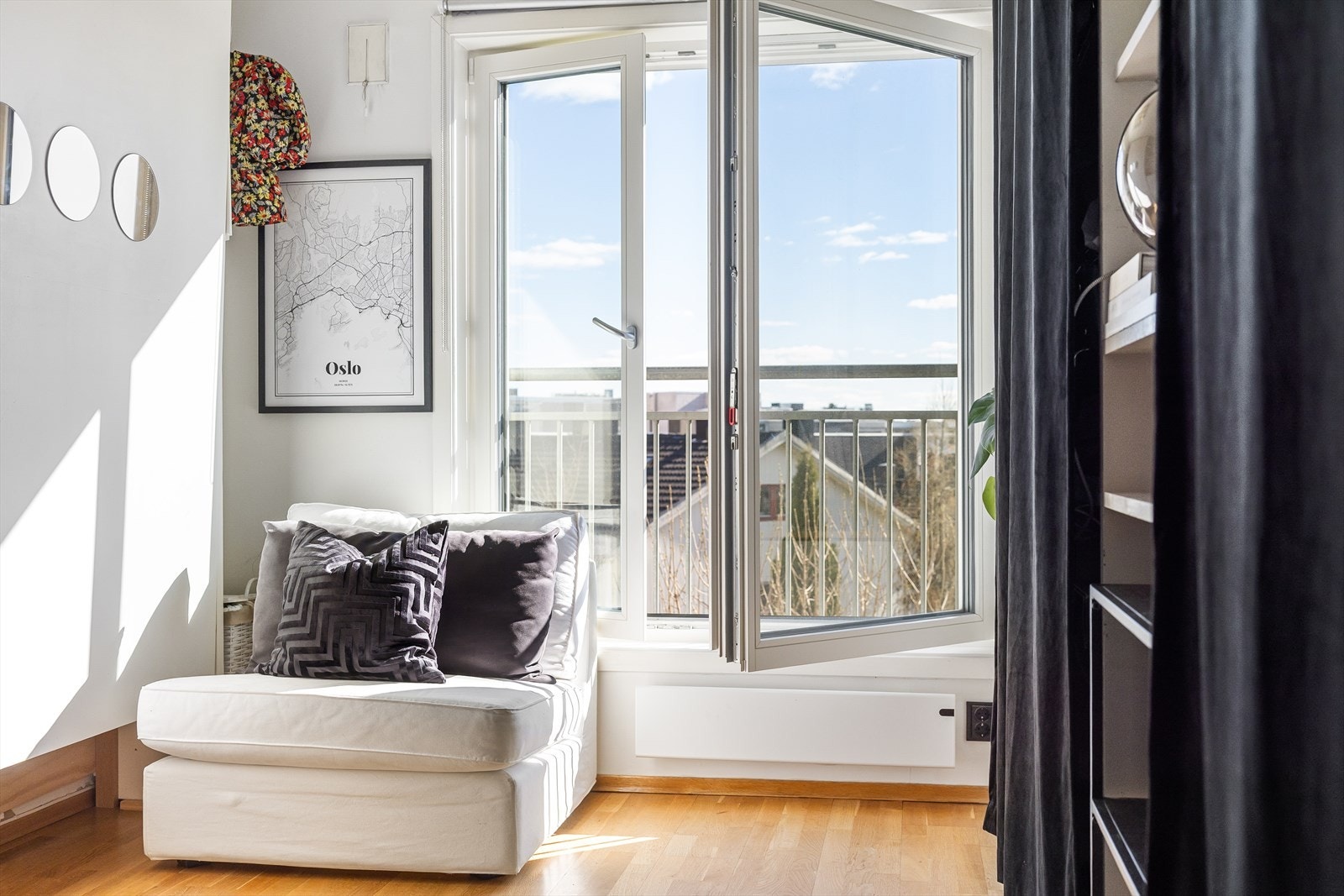 Stuen oppleves som svært romslig og luftig, takket være store vindusflater som slipper inn rikelig med naturlig lys gjennom dagen. Galleribilde