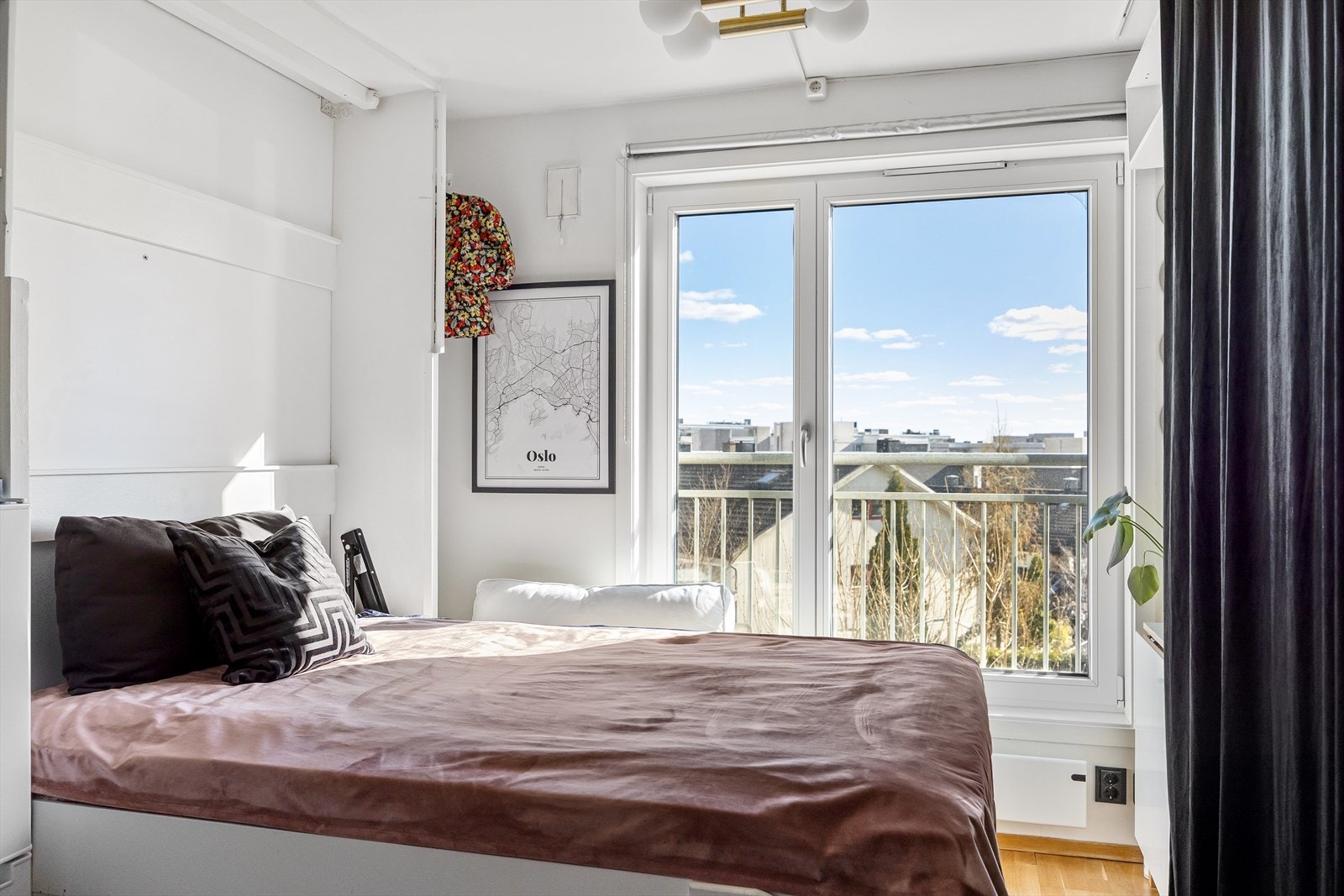 I stuen finnes en praktisk, plassbygget skapseng (Murphy-bed) som gir fleksibel utnyttelse av rommet. Galleribilde