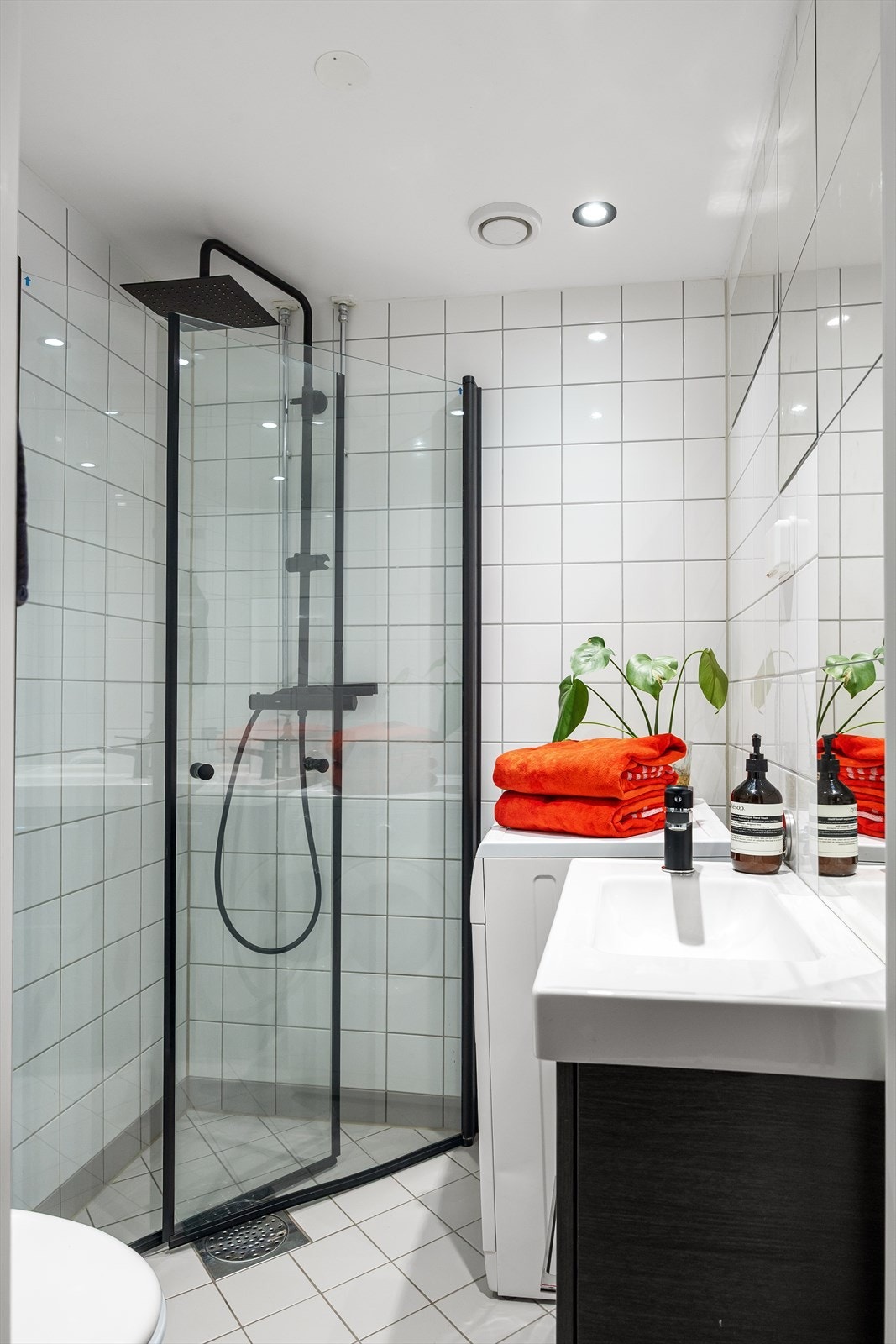 Pent flislagt baderom med gulvvarme og downlights i himlingen. Galleribilde