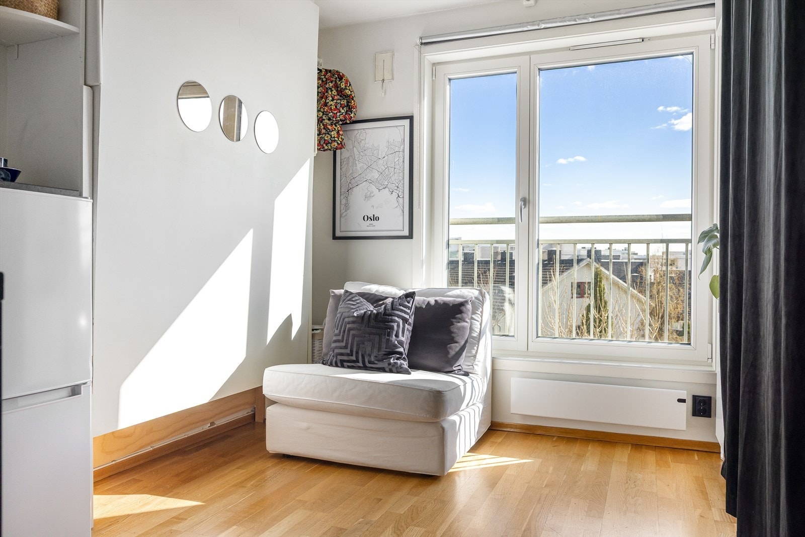 Gulvet er belagt med parkett, mens veggene er holdt i lyse og tidsriktige fargetoner som gir et harmonisk utgangspunkt for videre innredning. Galleribilde