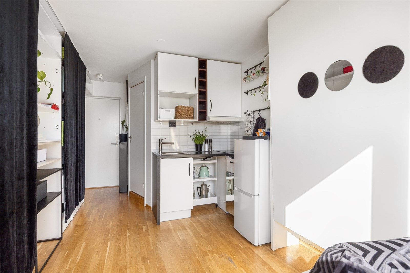 Kjøkkenet er i åpen løsning mot stuen. Galleribilde