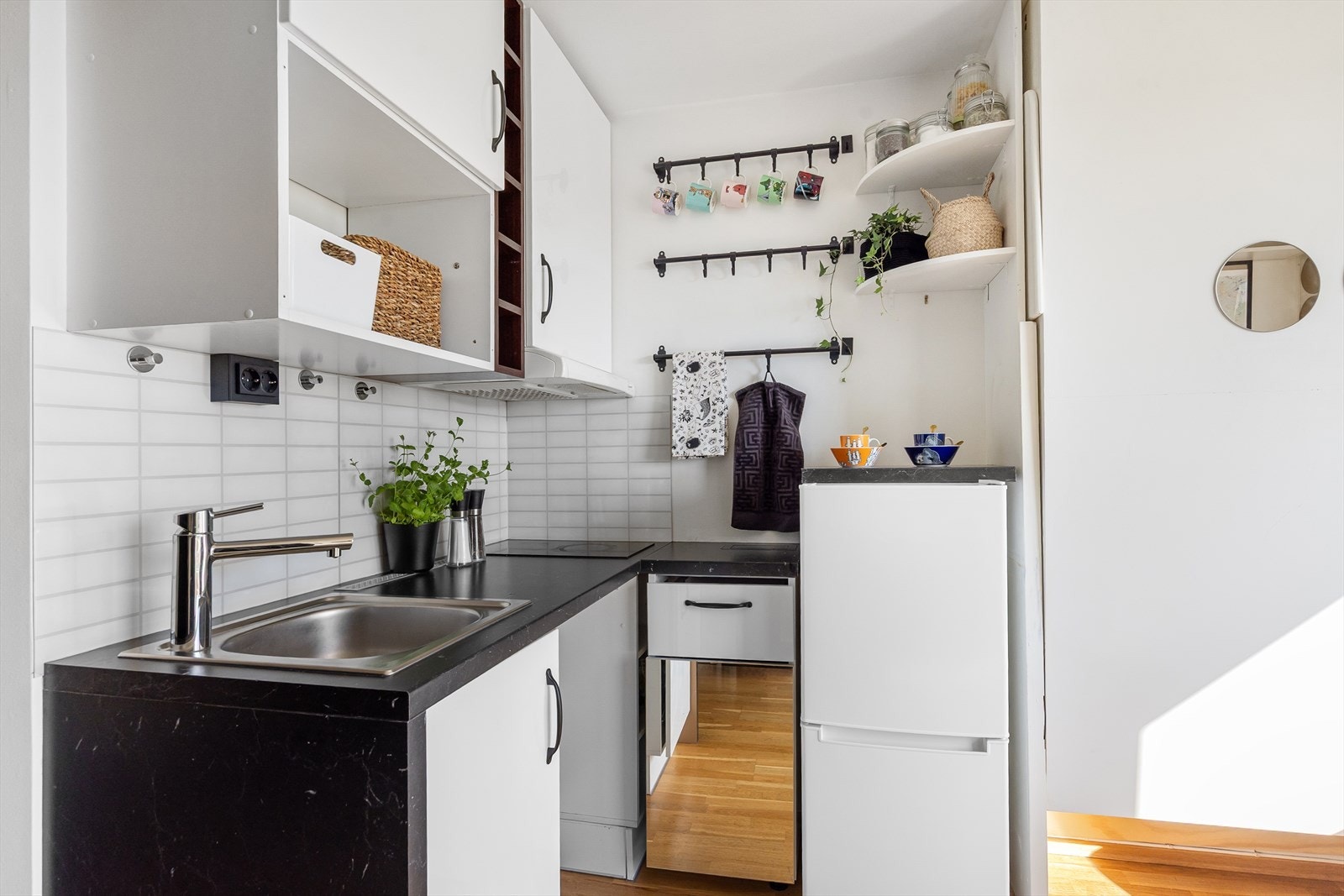 I 2020 ble kjøkkenet oppgradert med nye underskap, benkeplater og blandebatteri - noe som gir et oppdatert og moderne preg. Galleribilde