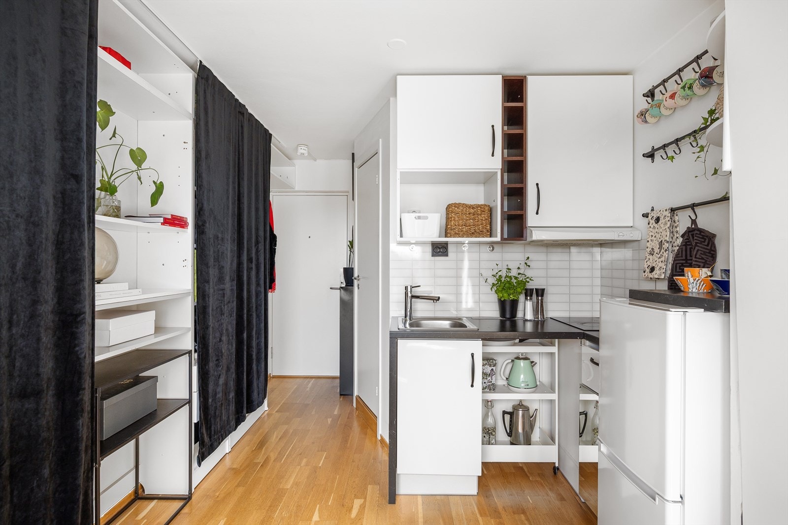 Kjøkkenet har stilrene, glatte fronter, kum med ettgreps blandebatteri og laminert benkeplate. Galleribilde