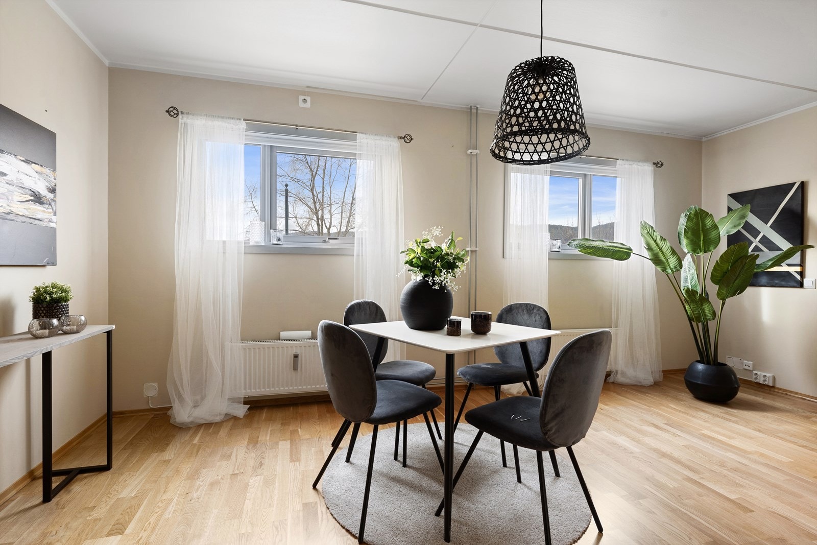 Spisestuen har flere vindusflater som gir det naturlige lysinnslippet i hele boligen. Galleribilde