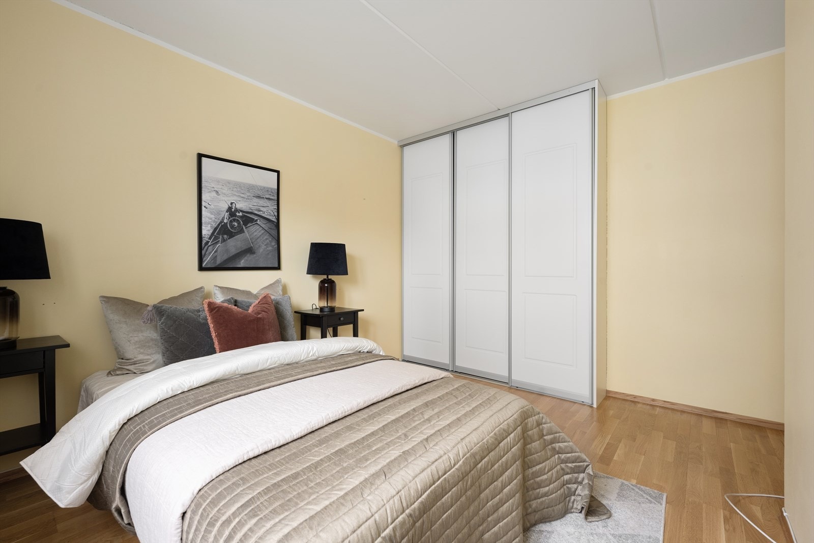 Hovedsoverommet er av god størrelse med skyvedørsgarderobe. Galleribilde