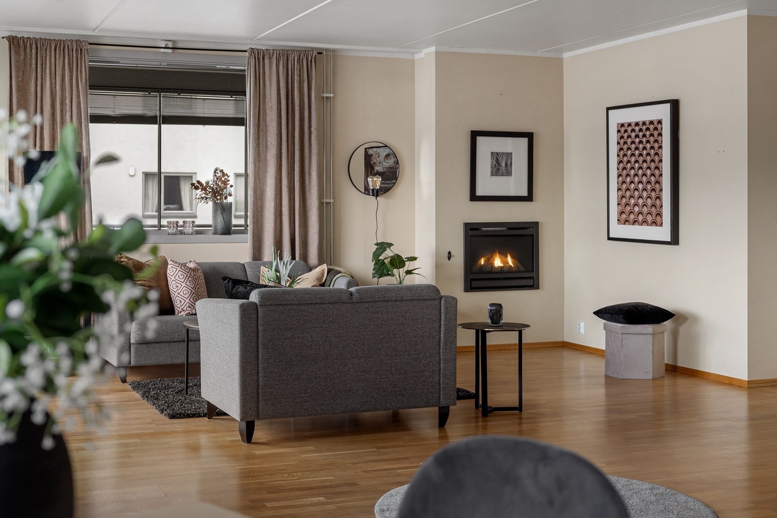 Med peisen som blikkfang og naturlig belysning fra flere kanter, får du en stue som alltid føles lun og innbydende. Galleribilde