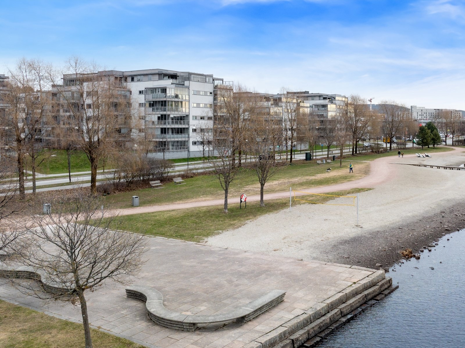Elveparken er ikke bare vakker - den er også funksjonell, med benker, stier og møteplasser til glede for beboere i alle aldre. Galleribilde