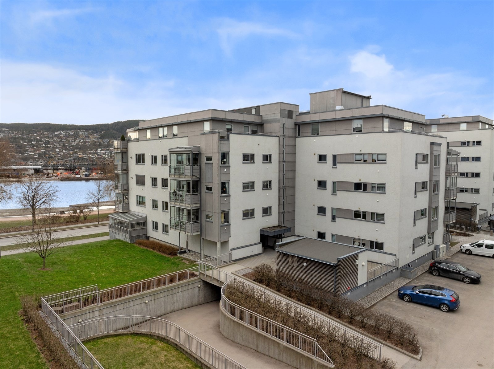 Byggets plassering rett ved elven gir både utsikt og tilgang til turstier og grøntområder - perfekt for aktive dager og rolige kvelder. Galleribilde