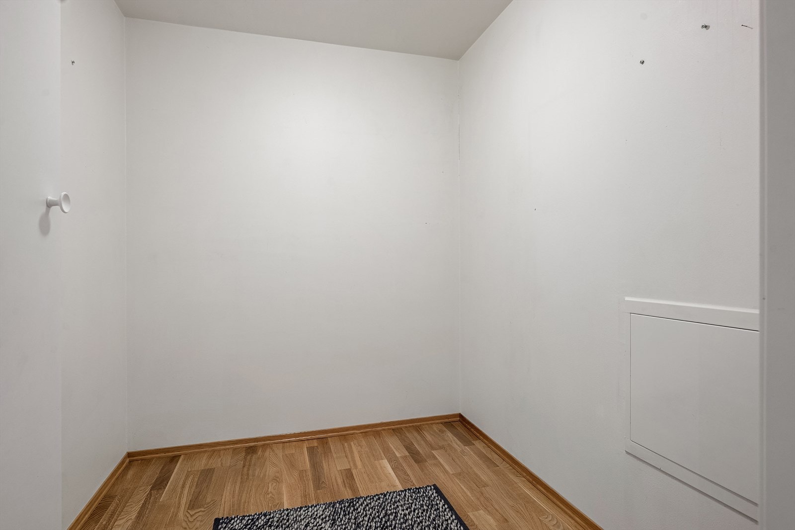 Boligen har en innvendig bod for praktisk oppbevaring i tillegg til en ekstra bod i kjelleren, på ca. 5 kvm. Galleribilde