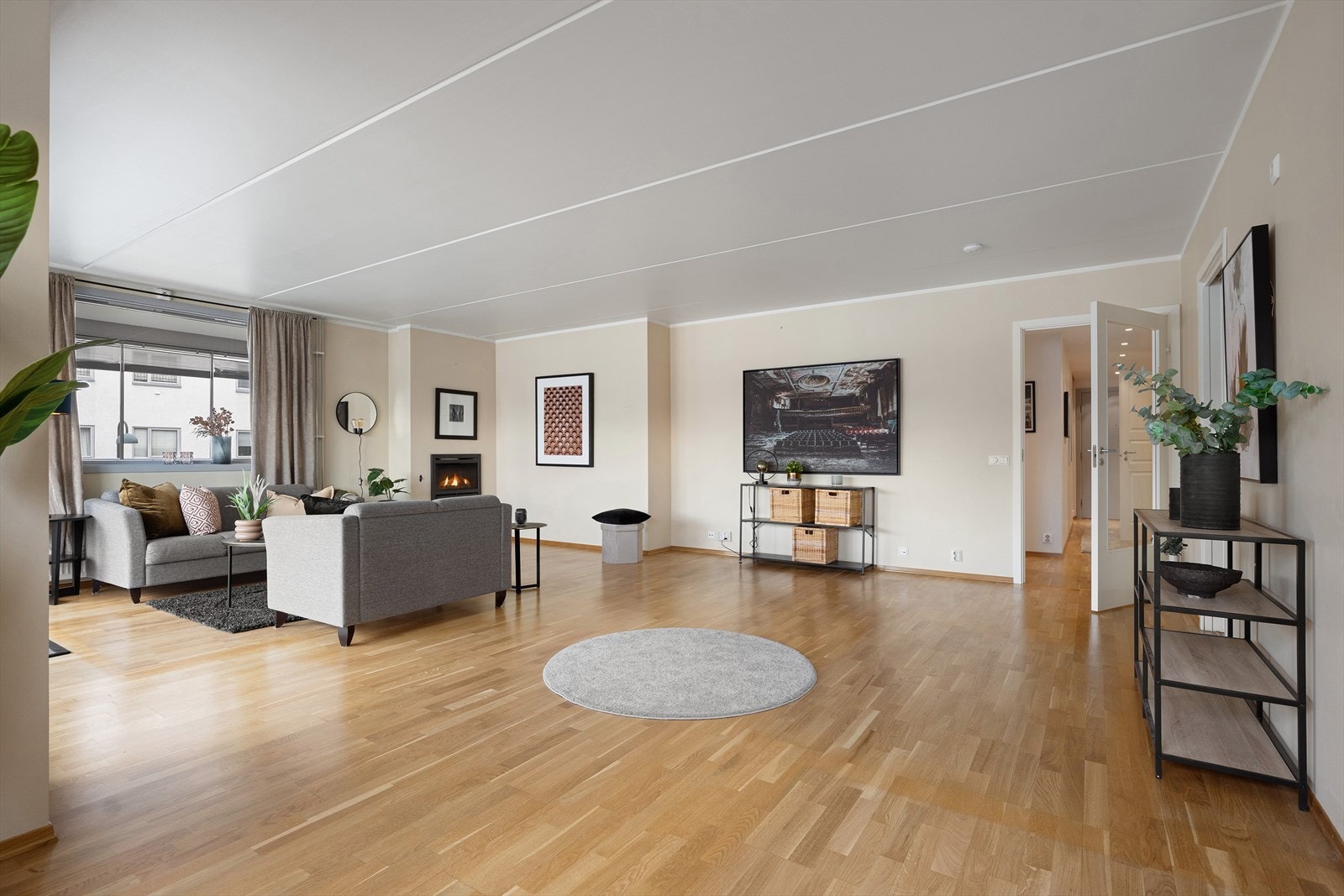 En stor og innbydende stue med gasspeis, store flater og fleksible møbleringsmuligheter. Galleribilde