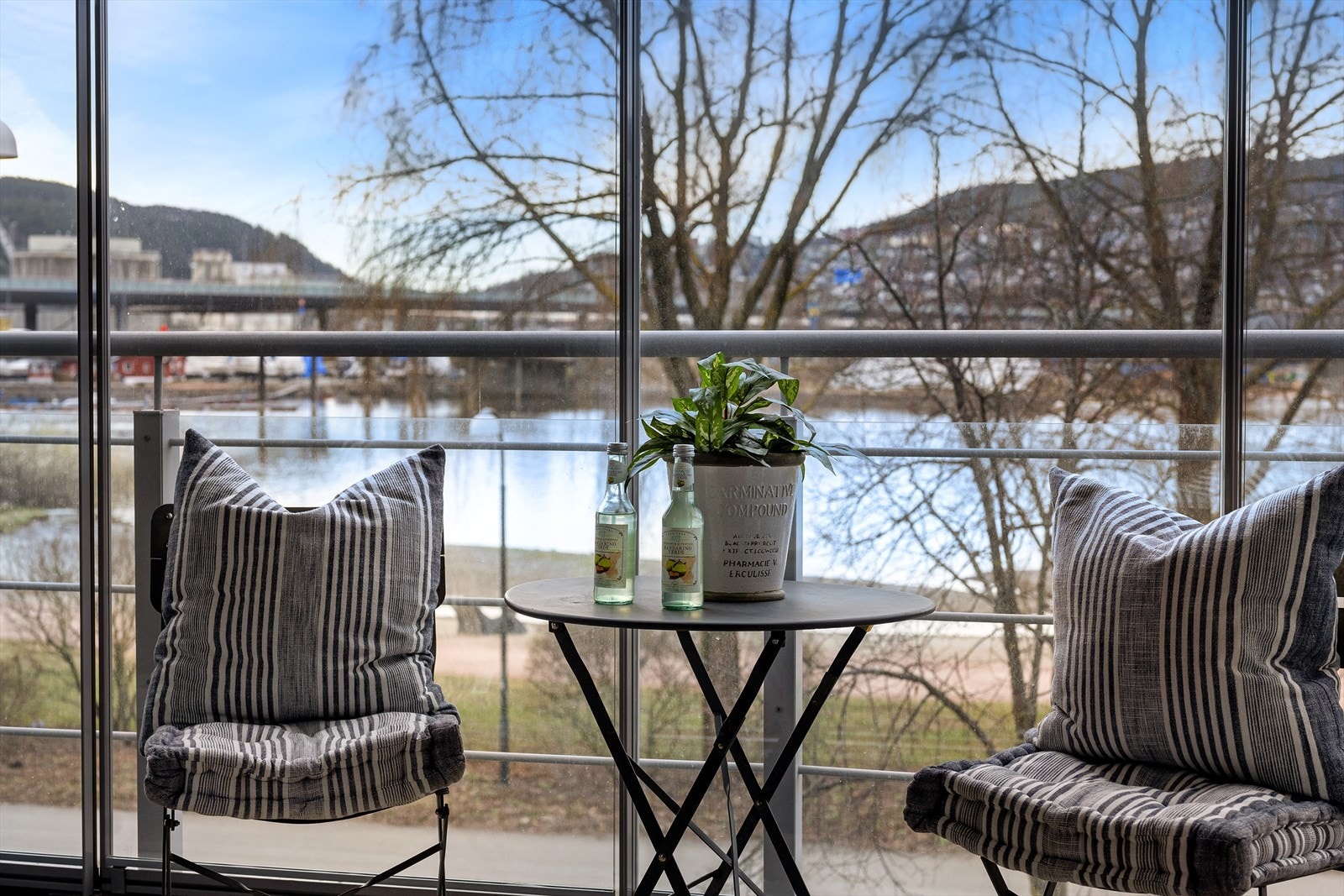 På balkongen kan morgenkaffen nytes med utsikt mot elven. Galleribilde