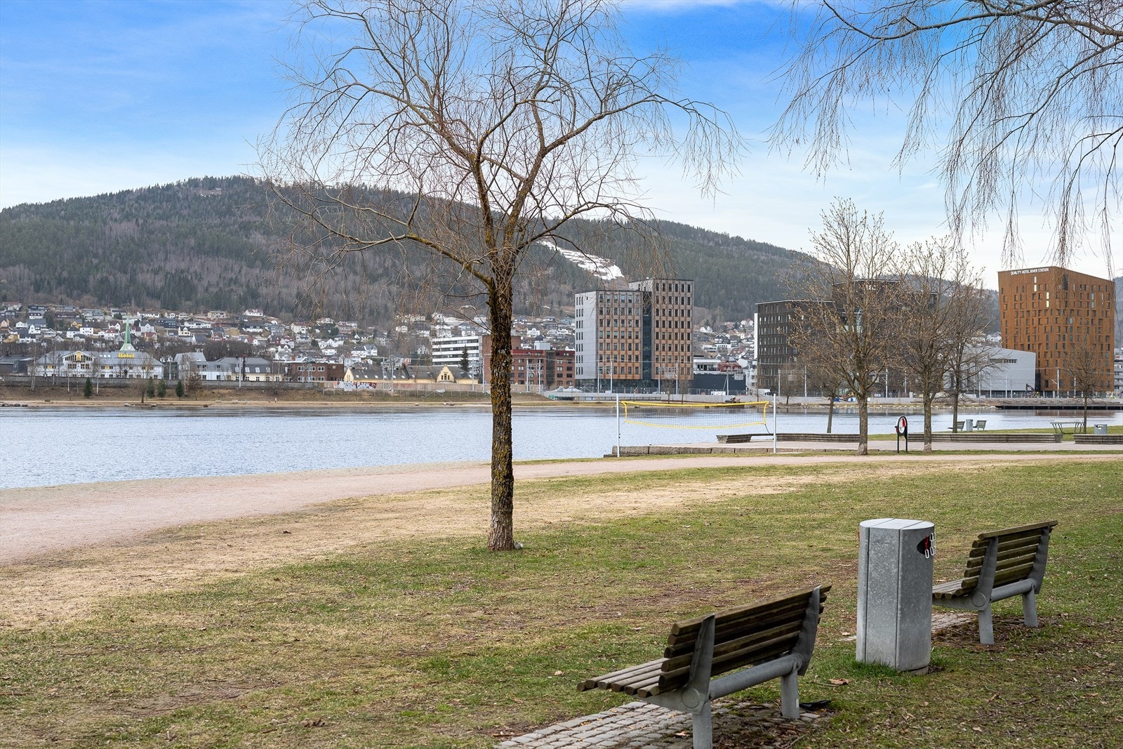 Her ser du tydelig nærheten til både strand, jernbanestasjon og bysentrum - alt ligger til rette for en effektiv og behagelig hverdag. Galleribilde