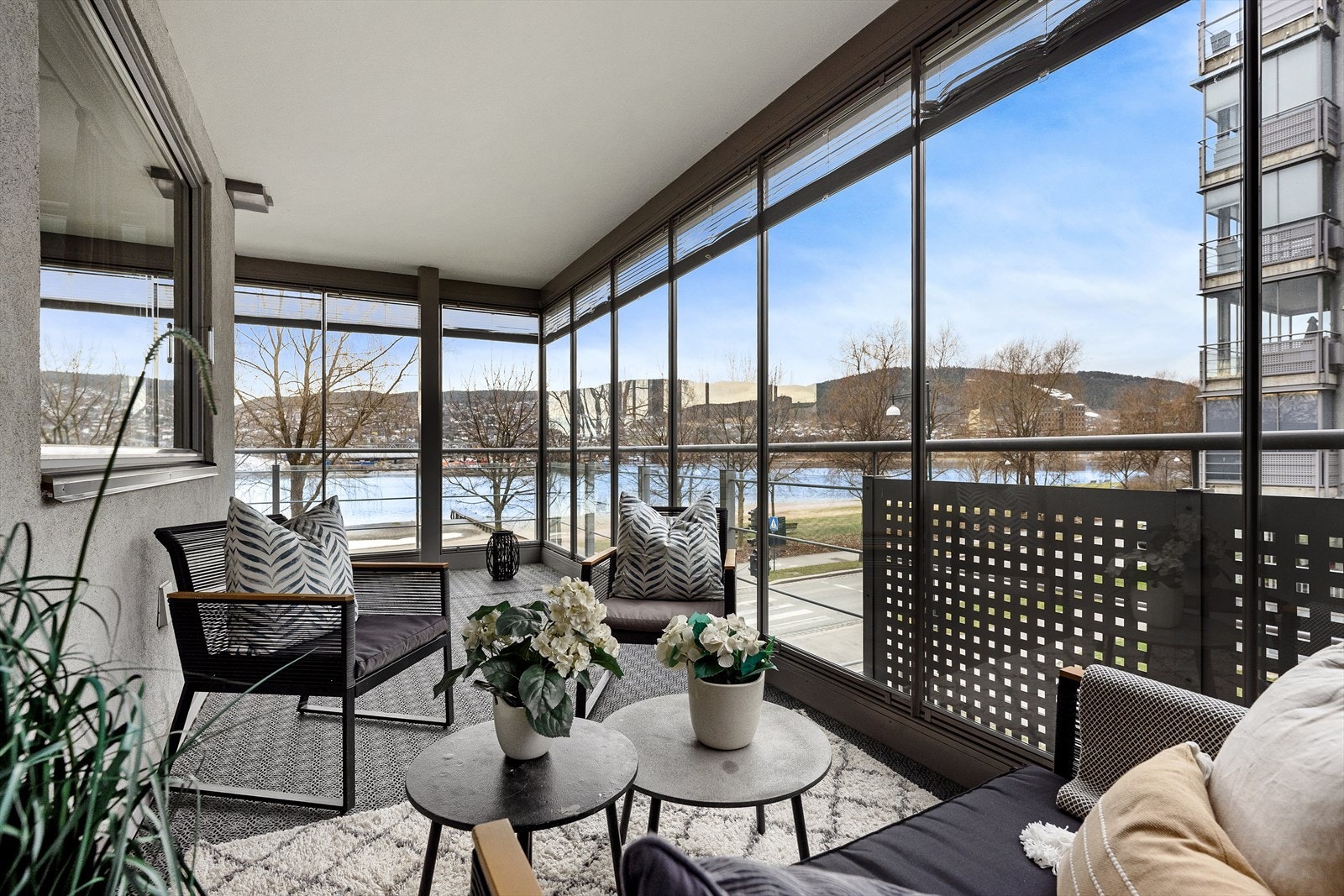 Store vindusflater skjermer mot vær og vind, samtidig som du kan åpne helt opp på sommermånedene. Galleribilde