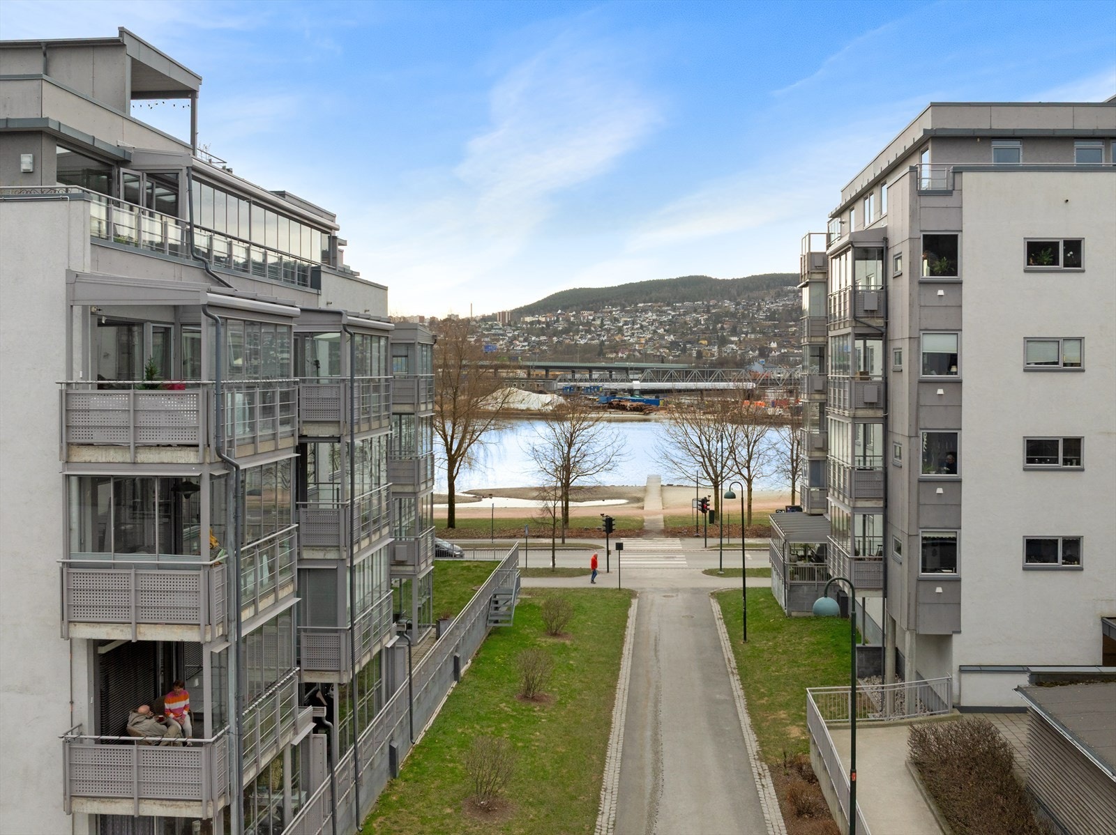 Fra fellesområdet får du umiddelbar nærhet til både natur og by, med utsyn mot Drammensfjorden og byens bakteppe. Galleribilde